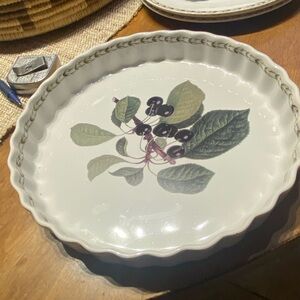 Queens Royal Horticulture round fluted quiche,pie or tart plate. Excellent cond